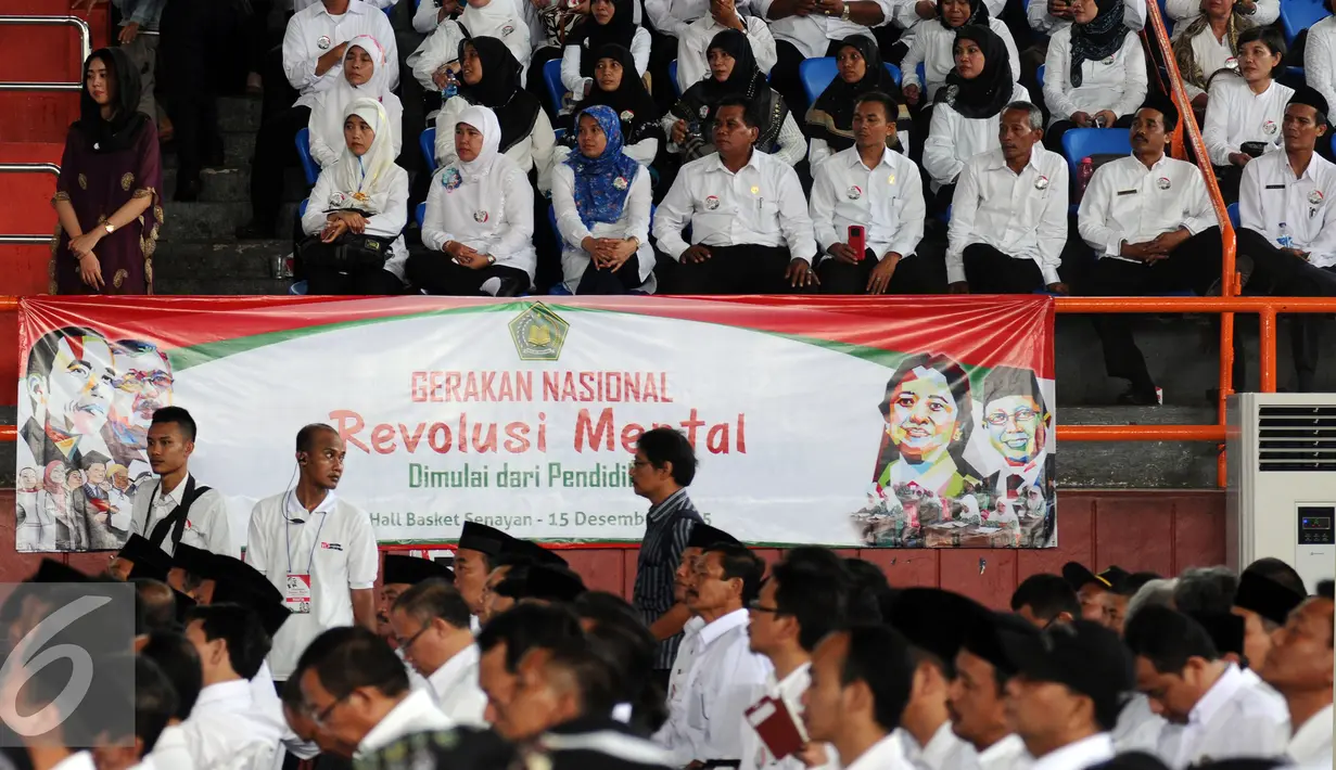 Ribuan orang dari berbagai unsur di Kemenag hadir dalam Deklarasi Gerakan Nasional Revolusi Mental Dimulai dari Pendidikan di Senayan Jakarta, Selasa (15/12/2015). Deklarasi dihadiri Menteri Agama, Lukman Hakim Saifuddin. (Liputan6.com/Helmi Fithriansyah)