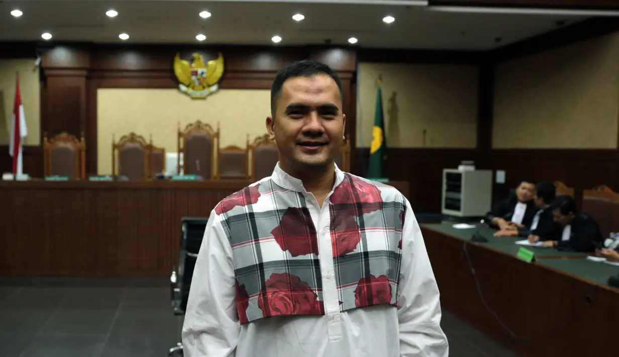 Proses panjang harus dilalui oleh Saipul Jamil. Setelah mengikuti proses panjang kasus pencabulan, mantan suami Dewi Perssik itu kini proses kasus penyuapan Panitera Pengadilan Jakarta Pusat. (Deki Prayoga/Bintang.com)