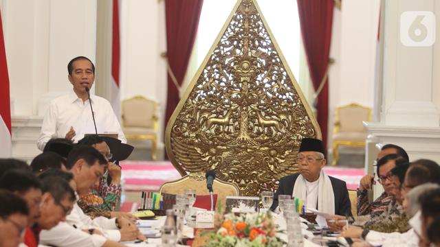 Presiden Joko Widodo didampingi Wapres Ma'ruf Amin memimpin sidang kabinet paripurna di Istana Merdeka, Jakarta, Kamis (24/10/2019). Rapat kabinet paripurna perdana tersebut  mendengarkan arahan Presiden dan membahas anggaran pendapatan dan  belanja negara tahun 2020. (Liputan6.com/Angga Yuniar)