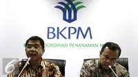 Kepala BKPM, Franky Sibarani (kiri) bersama dengan Deputi Dalaks, Azhar Lubis memberikan keterangan terkait strategi kejar target investasi 2016, Jakarta, Jumat (8/1). BKPM Menargetkan Rp 594,8 triliun untuk investasi di 2016. (Liputan6.com/Angga Yuniar)