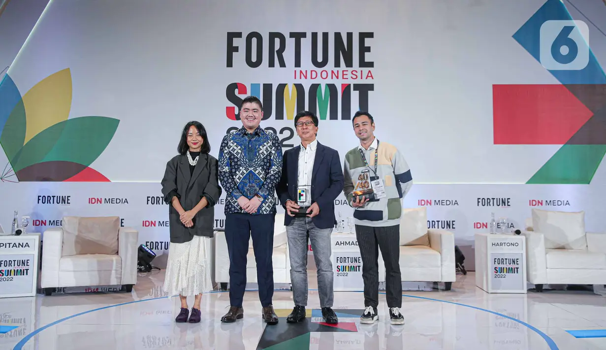 Founder and CEO IDN Media Winston Utomo (kedua kiri), pemilik Rans Entertaiment Raffi Ahmad (kanan), dan Managing Director EMTEK Sutanto Hartono (tengah) foto bersama pada Fortune Indonesia Summit 2022 di Jakarta, Kamis (19/5/2022). Fortune Indonesia Summit 2022 diisi dengan talkshow yang mengulas berbagai topik menarik seputar ekosistem bisnis. (Liputan6.com/Faizal Fanani)