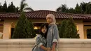 Tampil dengan denim dan rok floral, pilihan warna hijab nuansa khaki menyempurnakan gaya Aleena. [Foto: Instagram/ AleenaHutapeaaufar]