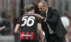 Pelatih AC Milan, Massimiliano Allegri, memberikan instruksi kepada Alexis Saelemaekers saat laga Serie A melawan Cremonese di Stadion San Siro, Milan, Italia, Sabtu, 23 Agustus 2025. (AP Photo/Luca Bruno)