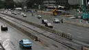 Pengendara melintasi Jalan Jenderal Sudirman menuju Blok M, Jakarta, Jumat (2/12). Terkait aksi super damai 212 yang digelar di kawasan Monas, sejumlah ruas jalan protokol Ibukota terlihat lengang. (Liputan6.com/Helmi Fithriansyah)