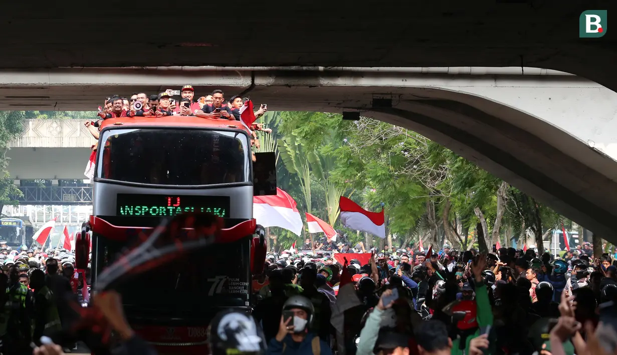 Bus yang ditumpangi Timnas Indonesia U-22 melewati Jembatan Semanggi saat pawai kontingen Indonesia untuk SEA Games 2023 yang bertajuk Kira87uara yang berlangsung di Jakarta, Jumat (19/05/2023). (Bola.com/Bagaskara Lazuardi)