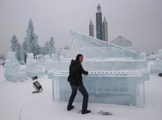Patung piano es yang megah dan mewah | Photo: Copyright metro.co.uk