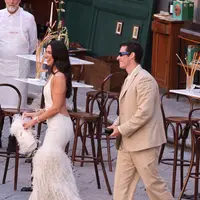 Dua Lipa kembali mencuri perhatian lewat penampilannya dalam pesta pre-wedding bersama suaminya, Callum Turner, yang digelar di Palermo, Sisilia, Italia.