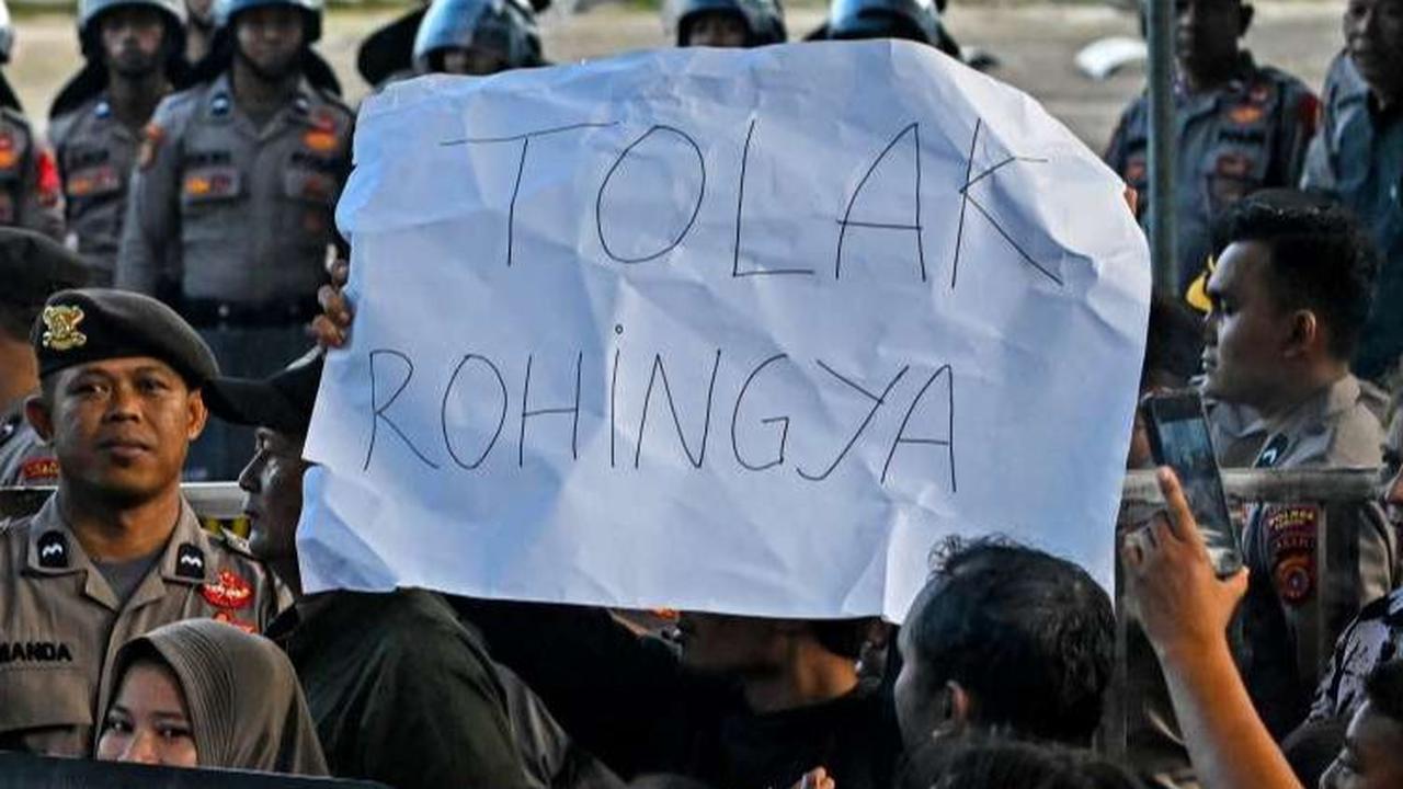 Dalam aksinya, mereka mendesak UNHCR dan IOM untuk segera memindahkan pengungsi Rohingya dari Aceh.