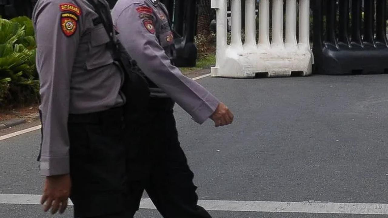 Polisi  melakukan penjagaan saat mengawal pemasangan kawat berduri bareil jelang pengundian nomor urut pasangan calon presiden dan wakil presiden pada hari Selasa (14/11/2023) di KPU.<br>