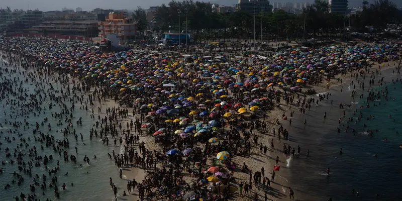 Ribuan Orang Padati Pantai Macumba