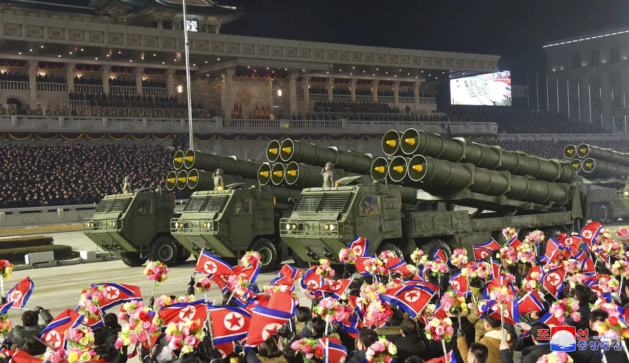 Parade militer menandai kongres partai yang berkuasa di Lapangan Kim Il-sung, Pyongyang, Korea Utara, Kamis (14/1/2021). Korea Utara meluncurkan rudal balistik yang dirancang untuk diluncurkan dari kapal selam dan perangkat keras militer lain. (Korean Central News Agency/Korea News Service via AP)