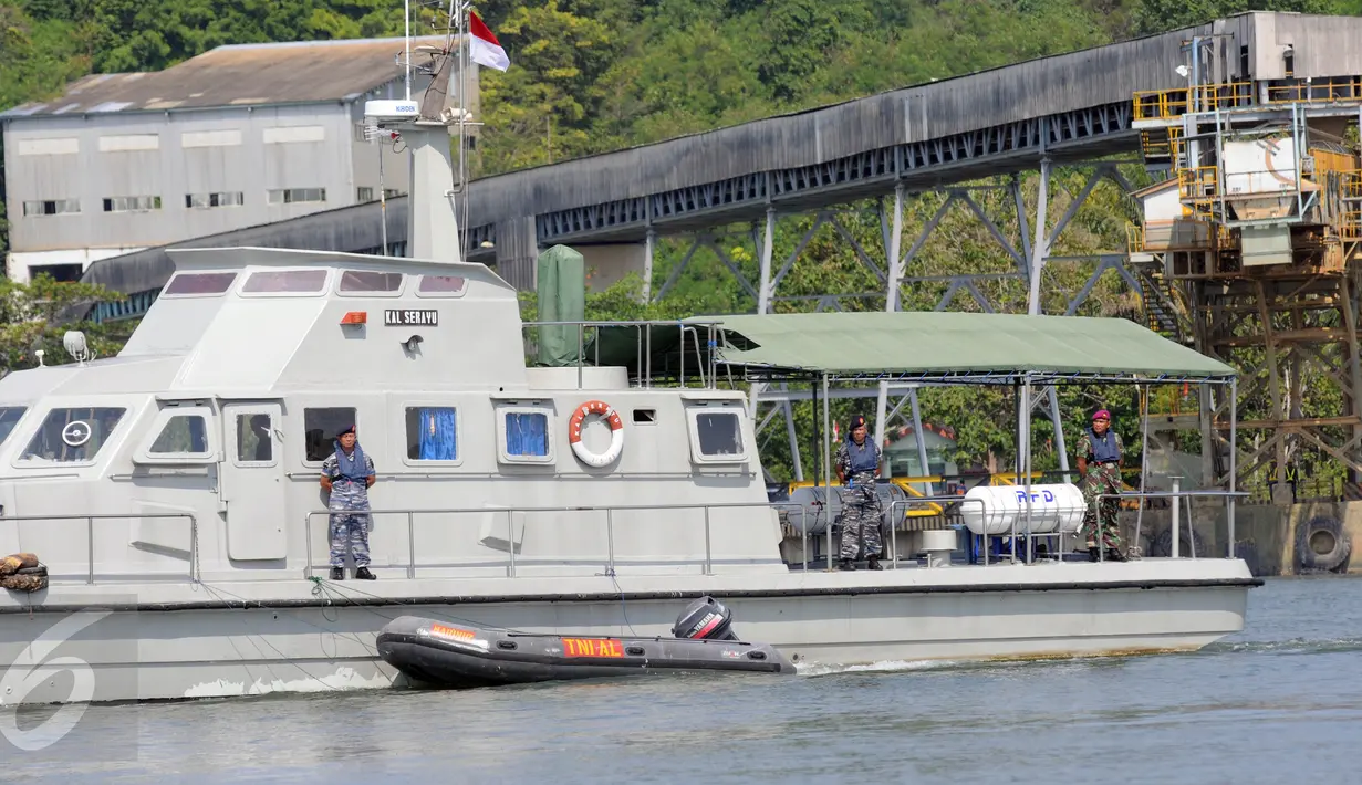 Pasukan TNI AL melakukan patroli di Dermaga Wijayapura, Cilacap, Jawa Tengah, Rabu (27/7). Kepolisian Daerah Jawa Tengah menyiagakan 1450 personel untuk pengamanan eksekusi mati tahap III di Lapas Nusakambangan. (Liputan6.com/Helmi Afandi)