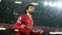 Bintang Liverpool, Mohamed Salah merayakan golnya ke gawang Watford pada laga Premier League di Anfield, Liverpool, (17/3/2018). Liverpool menang 5-0. (AFP/Lindsey Parnaby)