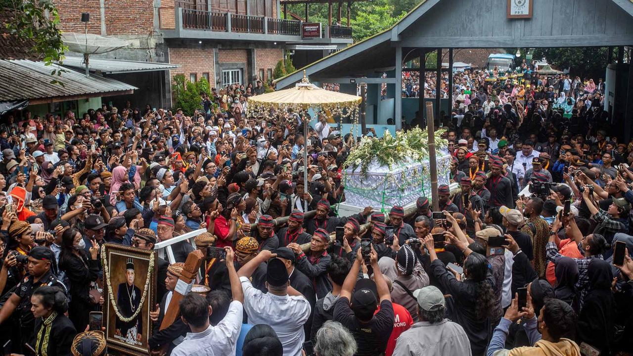 FOTO: Selamat Jalan Sang Raja: Warga Solo dan Yogyakarta Hantarkan Pakubuwono XIII