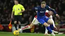 Pemain West Ham United, Jarrod Bowen (depan) berebut bola dengan pemain Arsenal, Martin Odegaard pada laga lanjutan Liga Inggris 2023/2024 di Emirates Stadium, London, Inggris, Jumat (29/12/2023) dini hari WIB. (AP Photo/Alastair Grant)