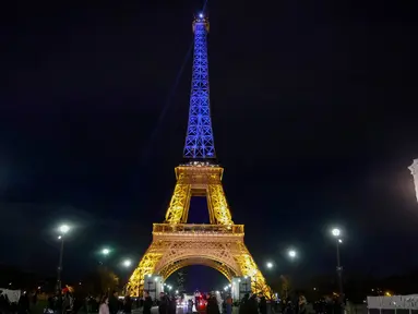 Menara Eiffel di Paris diterangi dengan warna bendera Ukraina, pada 23 Februari 2024. (Ludovic MARIN/AFP)