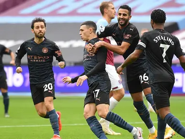 Pemain Manchester City merayakan gol yang dicetak Phil Foden ke gawang West Ham United pada laga lanjutan Liga Inggris di London Stadium, Sabtu (24/10/2020) malam WIB. Manchester City imbang 1-1 lawan West Ham. (AFP/Justin Tallis/pool)