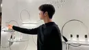 Sebagai BA, Cha Eun Woo mempelajari langsung formulasi dari Dior Capture Totale Serum [instagram/eunwo.o_c]