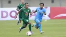 Pemain PSS Sleman, Irfan Jaya (kiri) menggiring bola saat melawan Persela Lamongan dalam laga matchday ke-2 Grup C Piala Menpora 2021 di Stadion Si Jalak Harupat, Bandung, Minggu (28/3/2021). (Bola.com/M Iqbal Ichsan)