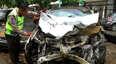 Bangkai mobil Mitsubishi Outlander maut yang telah dibawa petugas ke kantor Polres Jakarta Selatan, Rabu (21/1/2015). (Liputan6.com/Faisal R Syam)