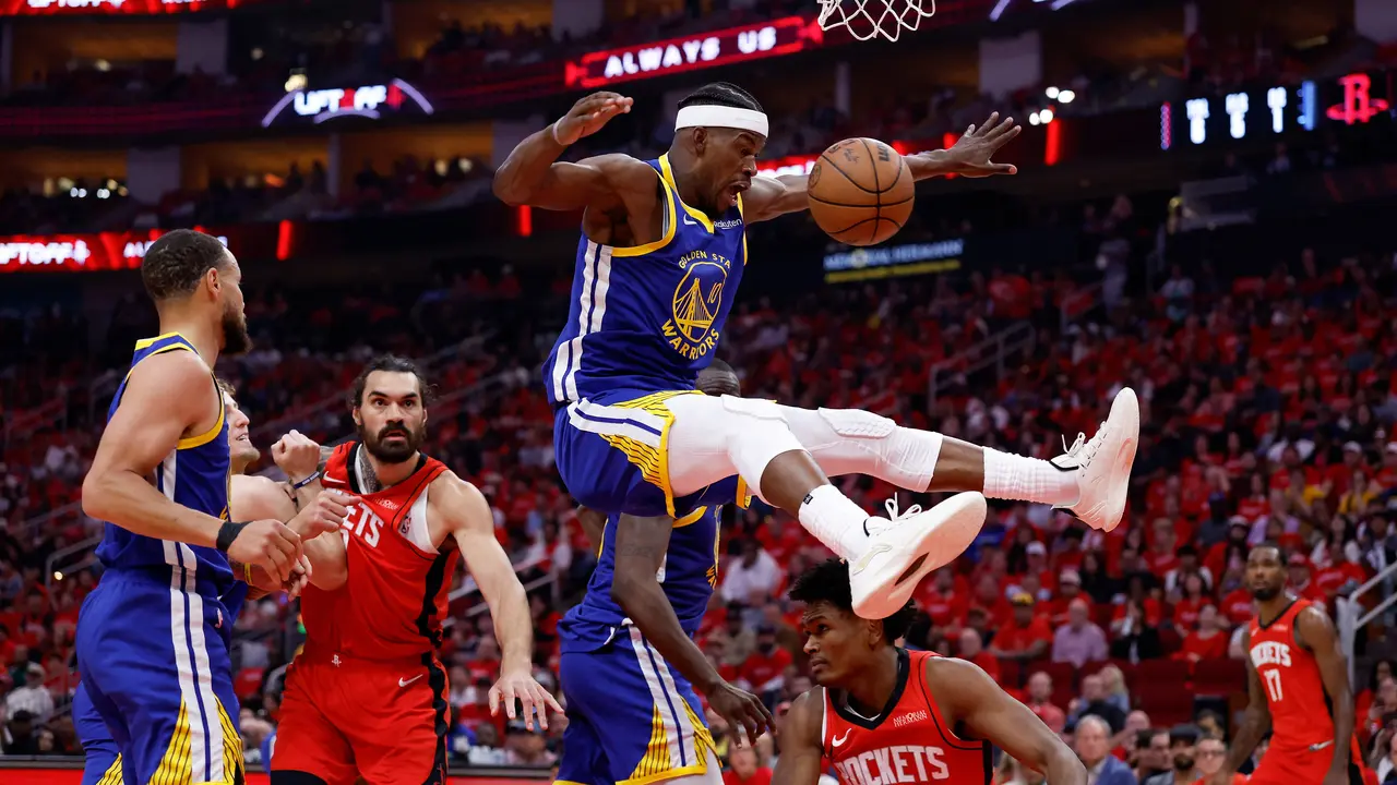 Jimmy Butler terjatuh dengan keras saat Warriors melawan Rockets di playoff NBA