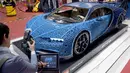 Mobil Bugatti Chiron yang dibangun dari potongan-potongan mainan Lego dihadirkan dalam pameran Paris Motor Show, Selasa (2/10). Tak hanya mirip dari bentuk dan ukuran, replika supercar ini juga bisa dikendarai. (AFP / ERIC PIERMONT)