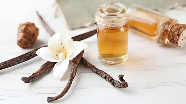 Minyak untuk parfum dari ekstrak vanila dengan batang vanila (Foto Dok: Freepik/pixel-shot.com)