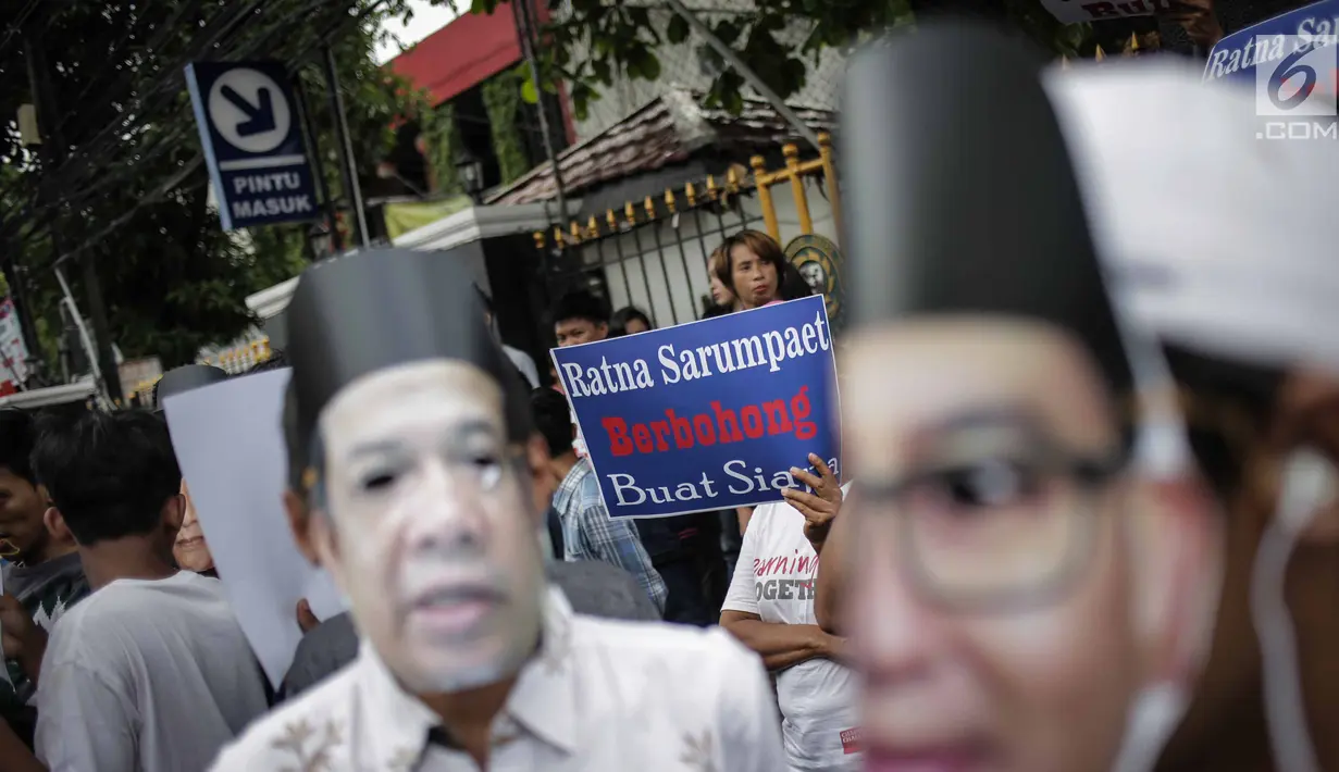 Massa yang mengatasnamakan Gerbang (Gerakan Anak Bangsa) menggelar unjuk rasa di depan PN Jakarta Selatan, Selasa (19/3). Dalam aksinya, mereka meminta Ratna Sarumpaet membongkar aktor intelektual dalam penyebaran hoaks. (Liputan6.com/Faizal Fanani)