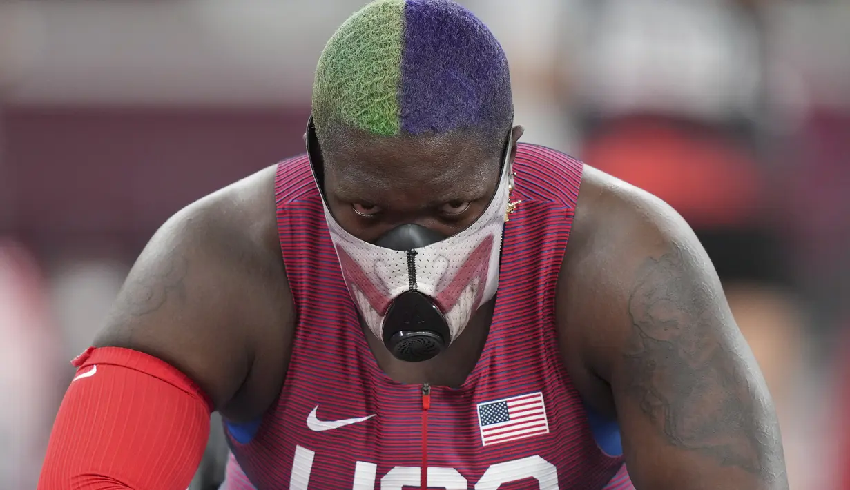 Atlet tolak peluru Amerika Serikat, Raven Saunders beristirahat selama lemparan babak kualifikasi tembakan putri di Olimpiade Musim Panas 2020 di Tokyo, Jumat (30/7/2021). Saunders berhasil memuncaki Grup A dengan lemparan peluru sejauh 19,22 meter. (AP Photo/Matthias Schrader)
