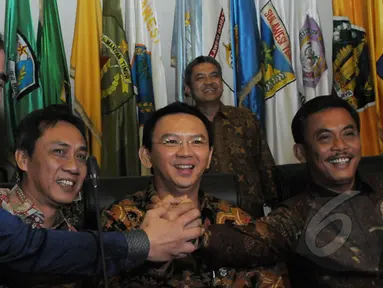 Gubernur DKI Jakarta, Basuki Tjahaja Purnama (kedua dari kiri) dan Ketua DPRD DKI Prasetio Edi Marsudi (kiri) berpegangan tangan jelang mediasi dengan Kemendagri di Gedung Kemendagri, Jakarta, Kamis (5/3/2015). (Liputan6.com/Herman Zakharia)