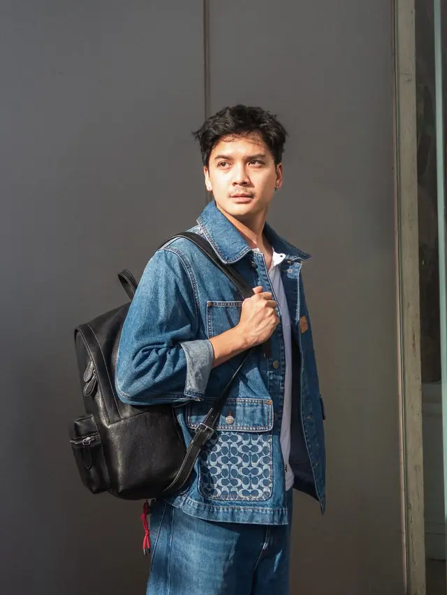 6 Gaya Simpel Baskara Mahendra Pakai Denim, Karisma Kasual yang Memikat Hati