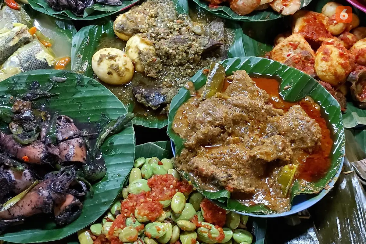 Pilih nasi Padang atau warteg untuk makan sehat yang terjangkau. Porsi yang pas dengan lauk sehat seperti ikan bakar dan sayuran dapat membantu mencegah kolesterol tinggi dan diabetes (Foto: Aditya Eka Prawira/Liputan6.com)