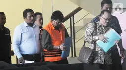 Mantan Kepala Kantor Pelayanan Pajak (KPP) Penanaman Modal Asing (PMA) Tiga Kanwil Jakarta Khusus, Yul Dirga yang juga tersangka mengenakan rompi oranye usai menjalani pemeriksaan di Gedung KPK, Jakarta, Kamis (3/10/2019). (merdeka.com/Dwi Narwoko)