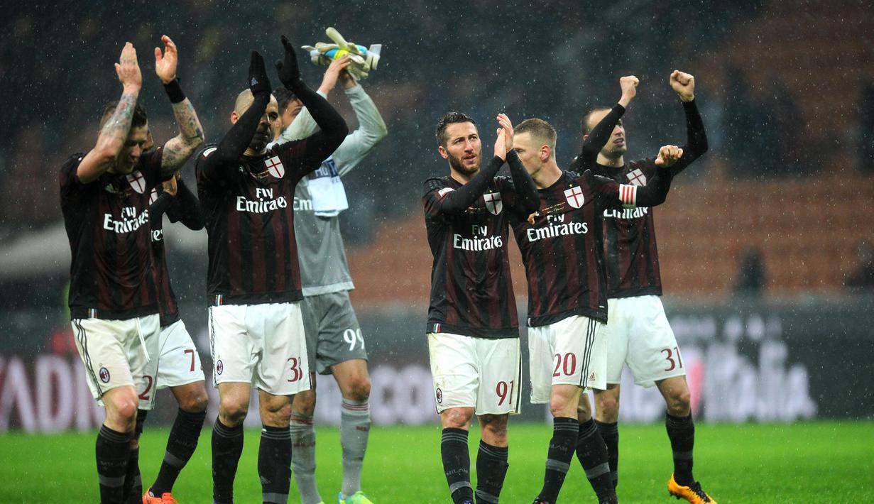 Pemain AC Milan merayakan kemenangan atas Torino pada laga lanjutan Serie A Italia di Stadion San Siro, Minggu (28/2/2016) dini hari WIB. (EPA/Daniele Mascolo)