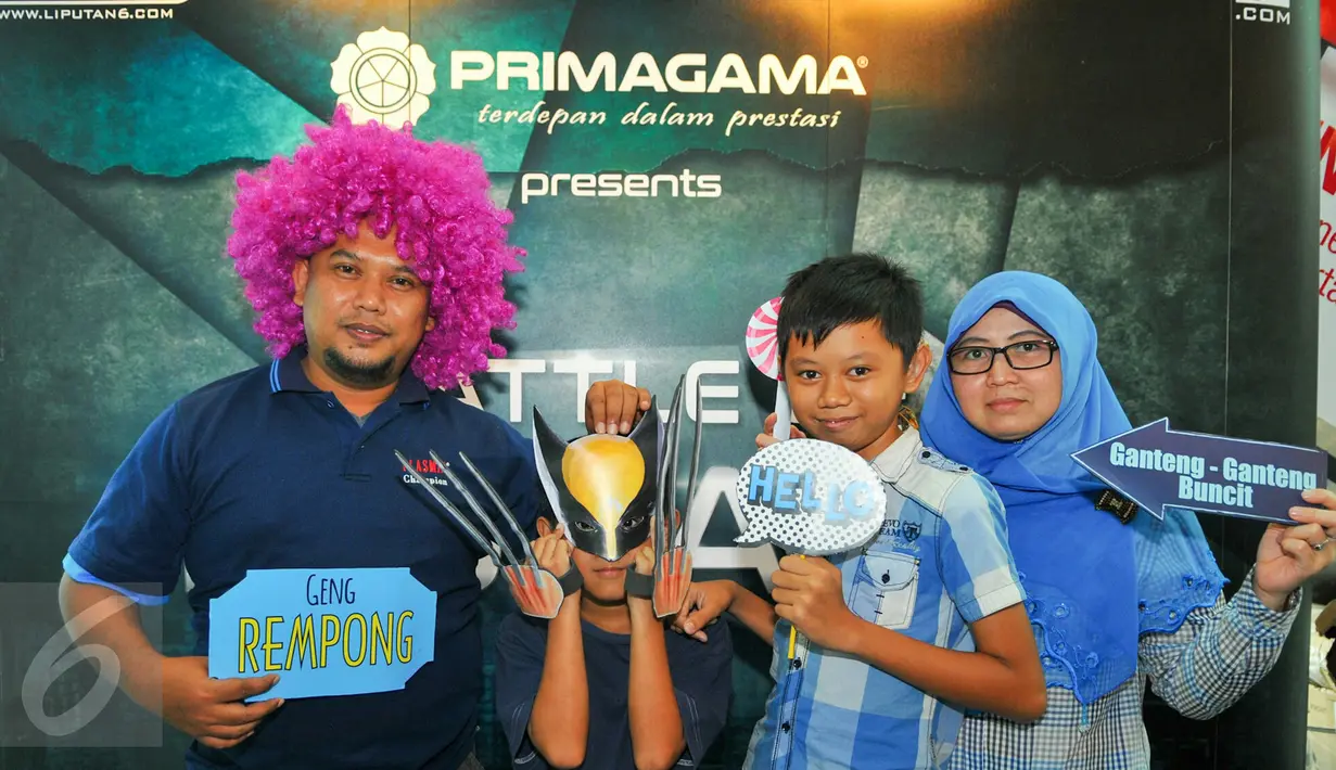 Sejumlah peserta berpose di photo booth yang telah disediakan panitia di Blitz Megaplek, Jakarta, Sabtu (21/5/2016). Cinemaholic dan Primagama gelar nonton bareng film X-Men Apocalypse. (Liputan6.com/Yoppy Renato)
