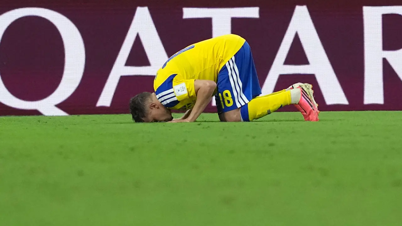 Foto: Momen Yasin Ayari Enggan Lakukan Selebrasi meski Cetak Brace dalam Kemenangan 5-1 Swedia di Piala Dunia 2026