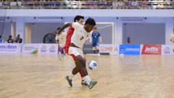Pemain Timnas Futsal Indonesia, Cris Daniel Yeimo berduel dengan pemain Thailand pada final Piala AFF Futsal 2026 di Nonthaburi Sports Complex Gymnasium, Nonthaburi hari Minggu, (12/4/2026). (Dok. FFI)