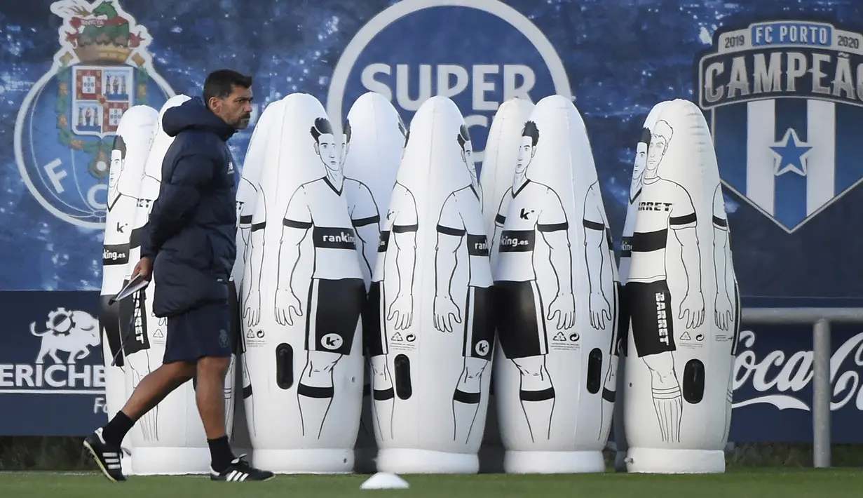 Pelatih Porto, Sergio Paulo Marceneiro da Conceicao, memimpin sesi latihan di markas klub di Olival, Vila Nova de Gaia, Senin (30/11/2020) waktu setempat. Porto akan menghadapi Manchester City pada matchday ke-5 Grup C Liga Champions 2020/21, Selasa (1/12/2020). (AFP/Miguel Riopa)