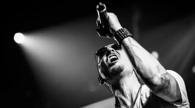 Simak di sini beberapa fakta menyedihkan di balik kematian Chester Bennington, vokalis Linkin Park.