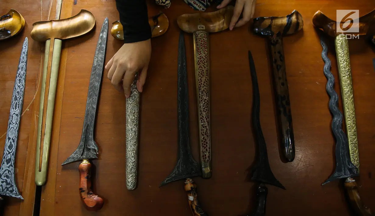 Sejumlah koleksi keris dari Paguyuban Tosan Aji Jayakarta saat dipamerkan dalam acara silaturrahim Kebudayaan di Gedung PBNU, Jakarta, Jumat (28/7). Sebanyak 99 keris dari Bali dan Jawa dipamerkan. (Liputan6.com/Faizal Fanani)