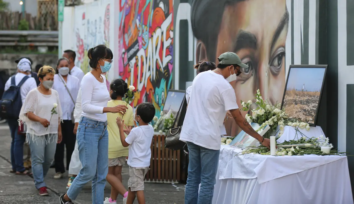 Tabur bunga mengenang 1th kepergian alm. Glenn Fredly oleh para keluarga dan kerabat di M Bloc. adrian.putra /fimela.