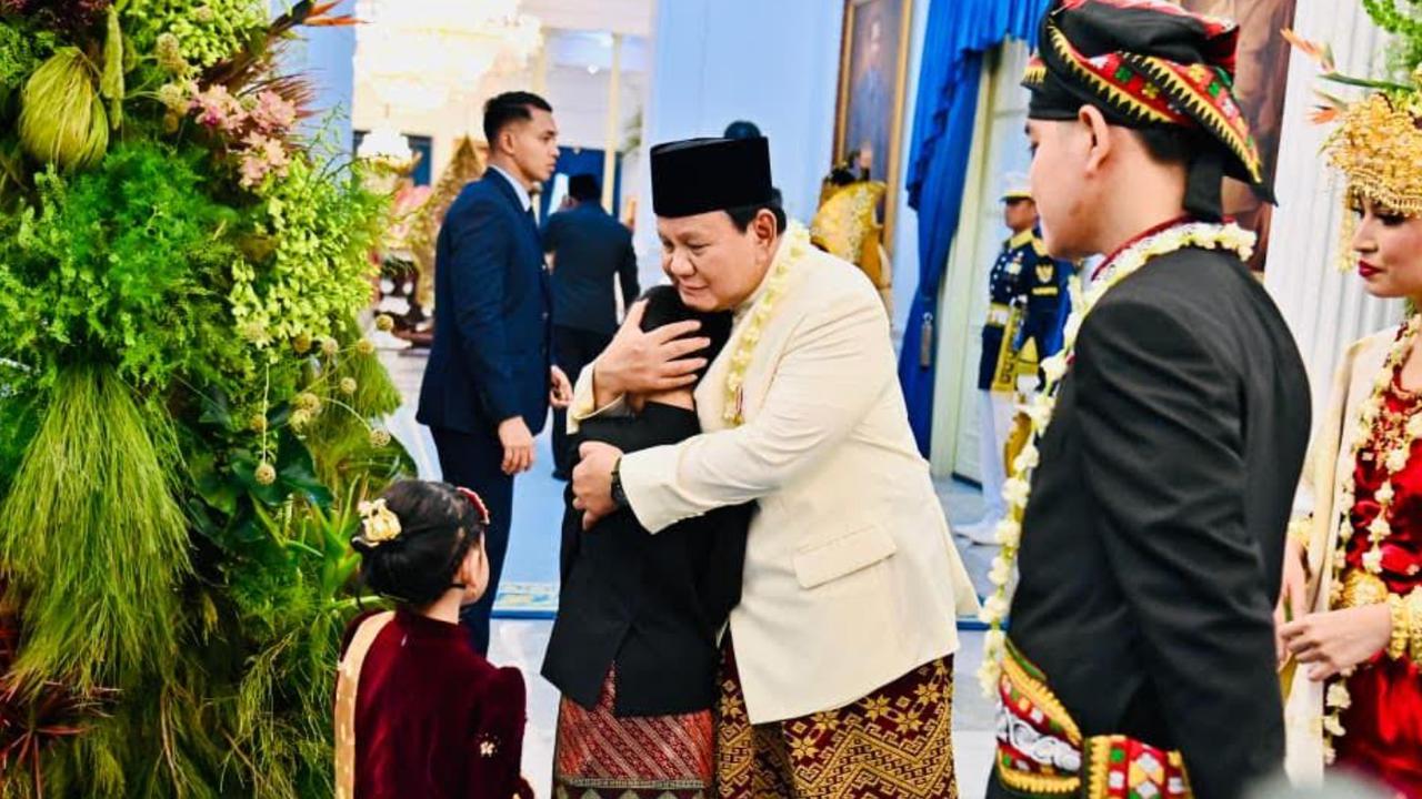 Momen Presiden Prabowo Peluk Jan Ethes dan La Lembah Usai Pimpin Upacara HUT ke-80 RI, Wapres Gibran Tersenyum