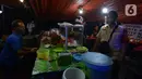 Petugas Satpol PP melakukan penertiban penerapan PSBB tempat makan yang masih menyediakan tempat konsumen di wilayah Kecamatan Pulogadung, Jakarta, Jumat (18/9/2020). Malam, Razia dilakukan memastikan ketidakadaannya konsumen makan ditempat tersebut. (merdeka.com/Imam Buhori)