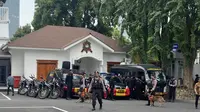 Personel keamanan menjaga aksi unjuk rasa yang akan berlangsung di kantor Komisi Pemilihan Umum (KPU), Jakarta, Jumat (23/2/2024). (Liputan6.com/Muhammad Radityo Priyasmoro)