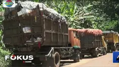 Jalan rusak mengakibatkan puluhan truk pengangkut sampah harus mengantre ke tempat pembuangan sampah.