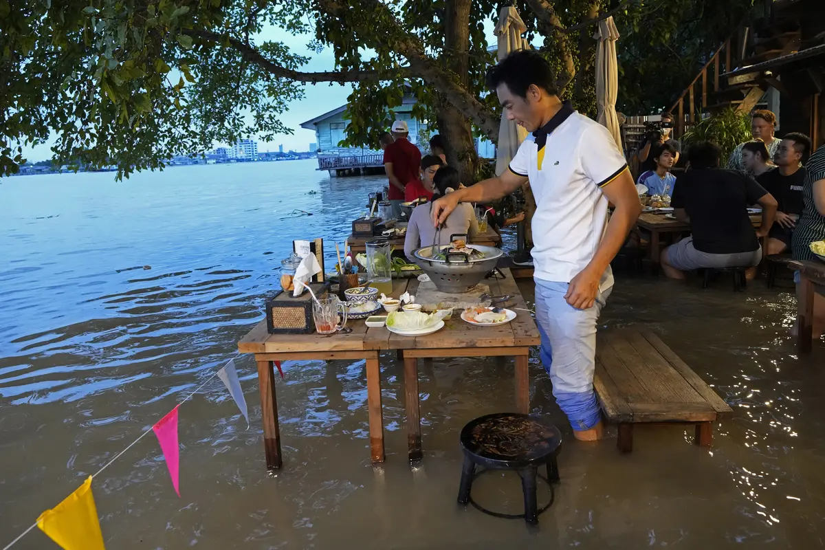 Restoran Thailand Manfaatkan Banjir untuk Wisata