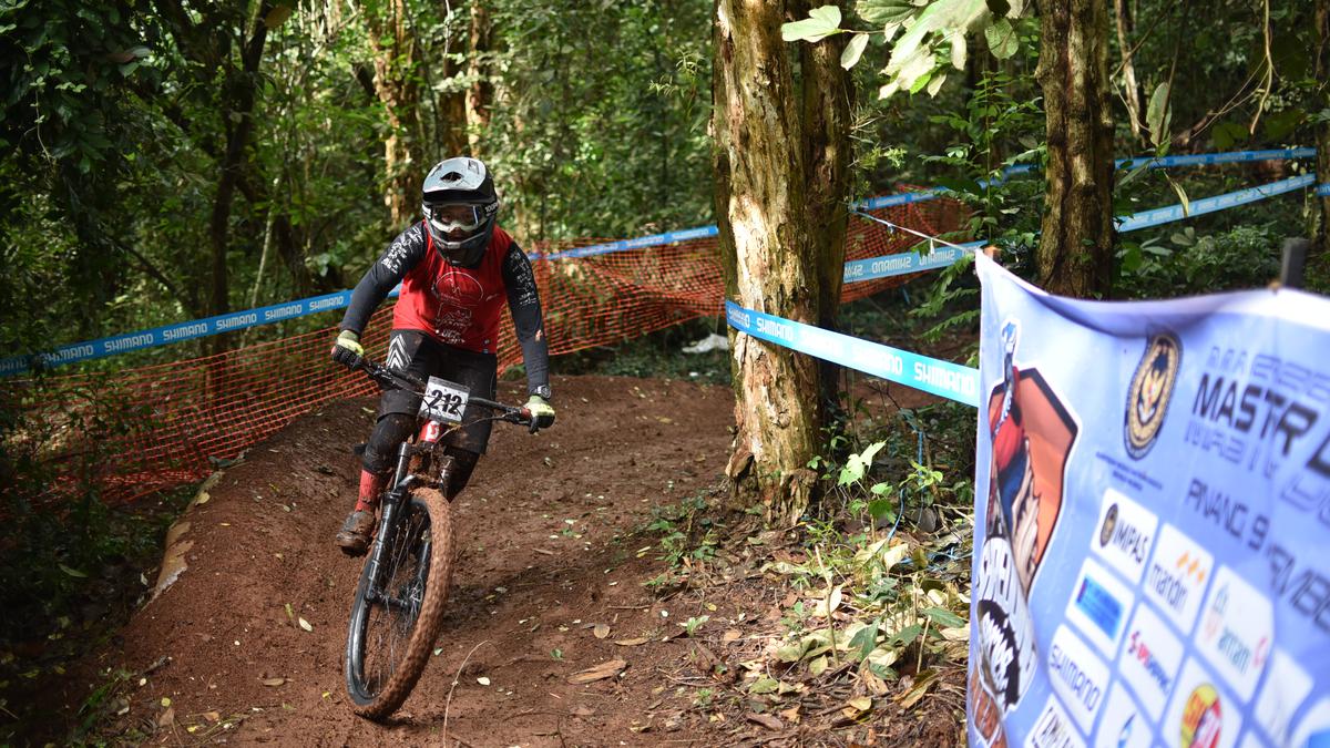 Ratusan Pecinta Downhill Bersaing di Gunung Pinang, Hadapi Tantangan Berat