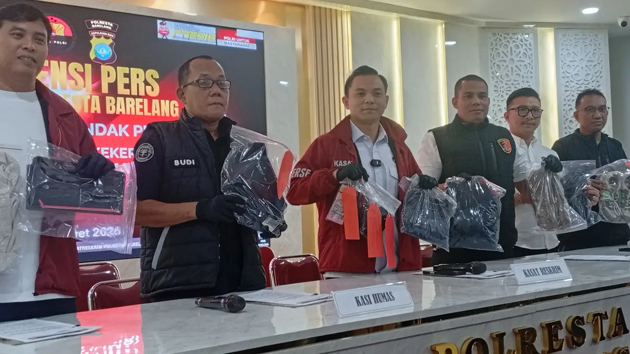Polisi bongkar kasus penjambretan di Batam. (Liputan6.com/Ajang Nurdin)
