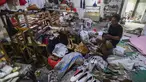 Pekerja menyelesaikan proses pembuatan alas kaki di industri rumahan sepatu wanita OB Shoes di kawasan Pondok Petir, Depok, Jawa Barat, Rabu (2/7/2025). (merdeka.com/Arie Basuki)