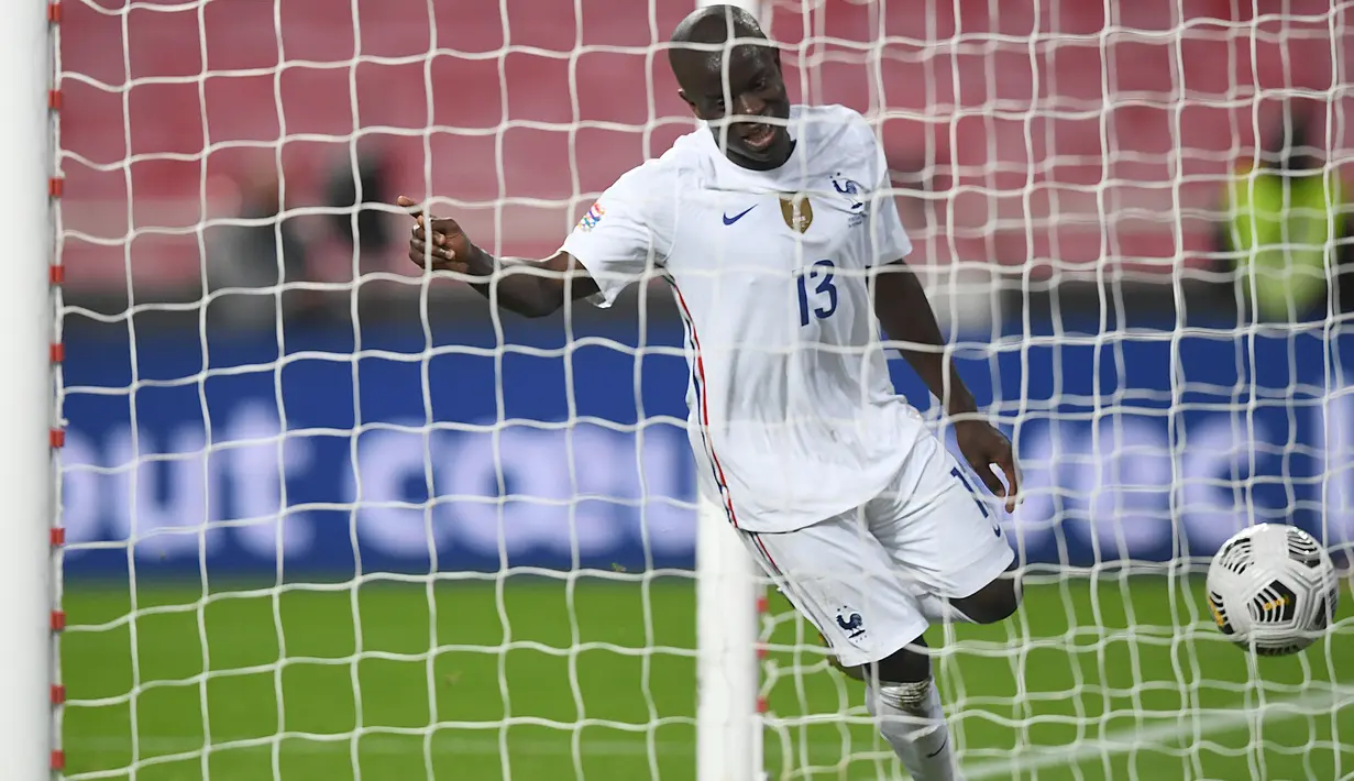 Gelandang Prancis N'Golo Kante mencetak gol ke gawang Portugal pada babak penyisihan Liga A Grup 3 UEFA Nations League di Estadio da Luz, Lisbon, Minggu (15/11/2020) dinihari WIB. Prancis memastikan lolos ke babak semifinal usai mengalahkan tim kandang Portugal 1-0. (PATRICIA DE MELO MOREIRA/AFP)